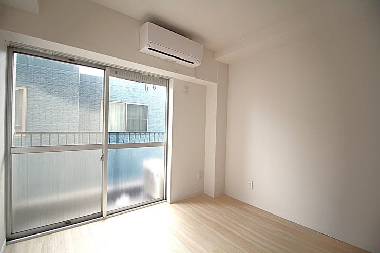 自然光を感じる、明るい部屋のアイデア。出窓で心地よい室内空間を。