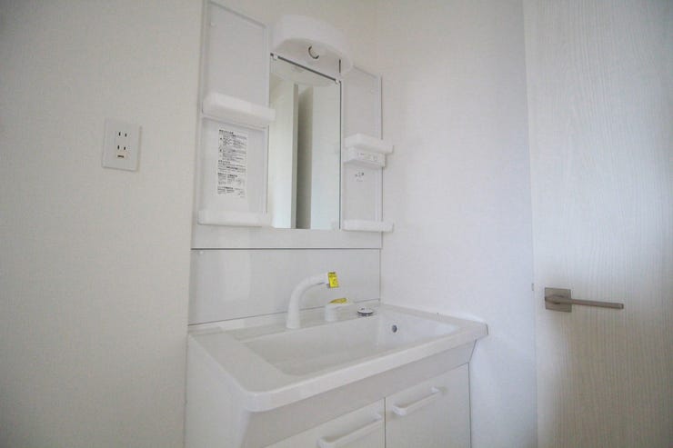 【洗面台】十分な大きさの洗面台は、身だしなみチェックや歯磨きなど、朝の慌ただしい時間でも余裕とゆとりが生まれます。