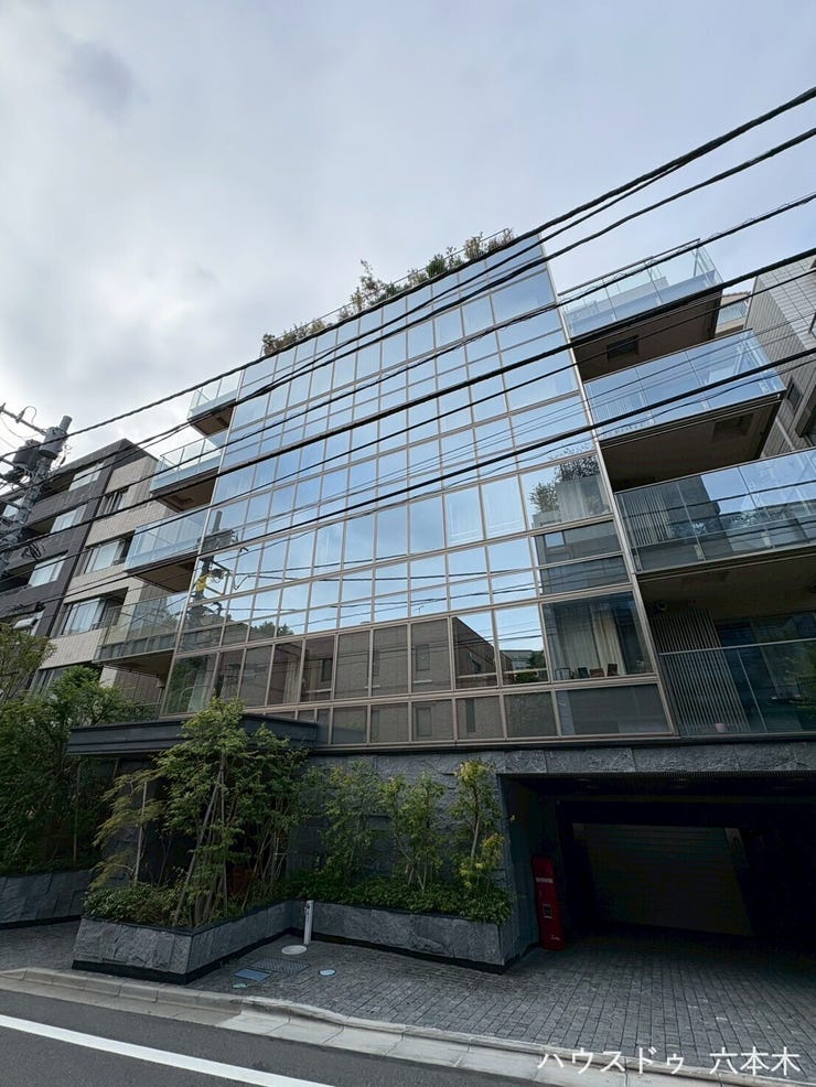 【外観】
全面ガラス張りのスタイリッシュなデザイン