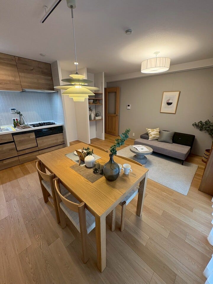 木目調の内装と明るいリビングが魅力。心地よい日常を叶える住まい。