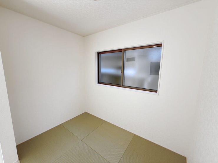 1階畳コーナー3帖。お昼寝スペースやお子様が遊ぶスペースなど使い方いろいろ!こたつを置けば冬のポカポカスペースに♪もちろん、みかんも忘れずに♪