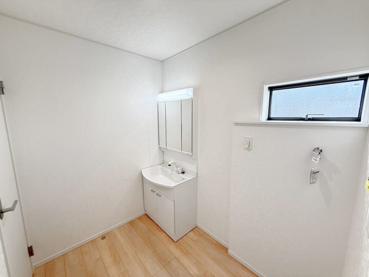 洗面台は横顔もチェックしやすい3面の鏡。鏡後ろは収納スペースとなっており、歯ブラシなどをしまえて便利です。また、洗面下にも収納スペースがあり、入浴剤やお風呂用洗剤などをしまっておけます。