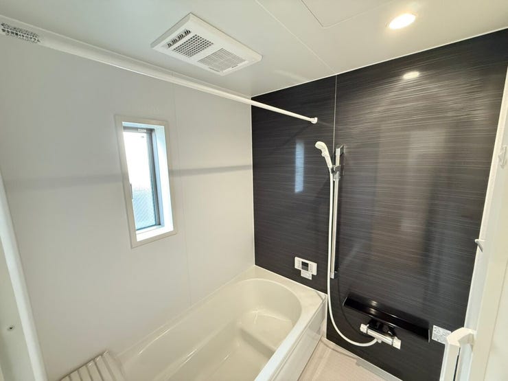 シャワーヘッドの位置を調整できるシャワースライドバー付き。髪を洗う時、体を洗う時、毎日のように使うからこそ、自分の好きな高さで浴びられるちょっとした便利さが嬉しい♪