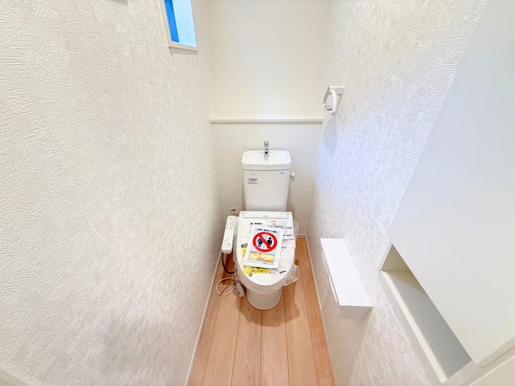 1階トイレ。2連のペーパーホルダーは一度に2ロールセットすることができるので、交換する手間を減らすことができ、棚が付いているのでケータイを置いたり、小物を飾って空間を彩ったりできます♪