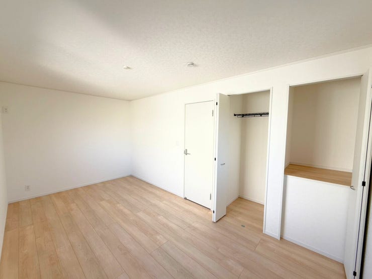 2階8.2帖洋室。家具やインテリアなどを合わせやすいシンプルな内装はコーディネートの幅が広がります。自分らしさあふれる好きなものを詰め込んだ癒しのプライベート空間をつくる楽しさを。