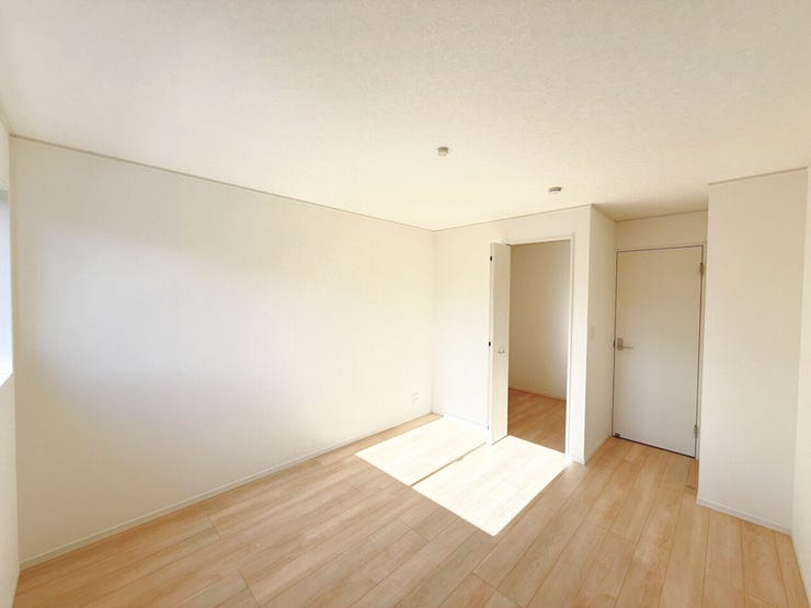 2階7.5帖洋室。収納豊富なウォークインクローゼット付!たっぷりしまえる収納スペースがあるとお部屋がスッキリ片付きますよ♪また、洋服の出し入れがしやすいとお出掛けも楽しくなりそうです。