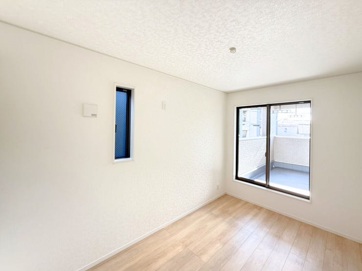 2階5帖洋室。バルコニーに面したお部屋なので掃き出し窓があり、日光が差し込みやすいため明るい空間が作れます。また、部屋が広く見える効果も♪お布団などを干しやすいのもうれしいポイント!