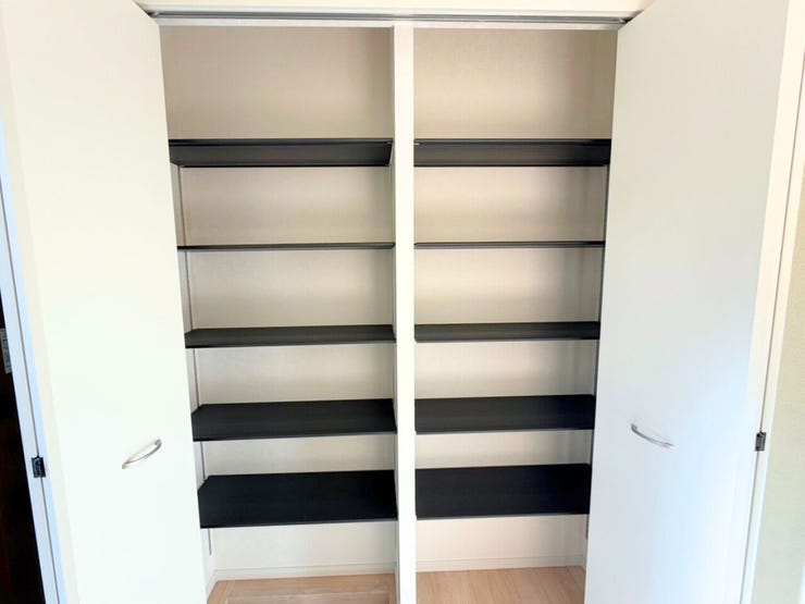 玄関収納。玄関がスッキリ片付く収納スペース付き♪たっぷり収納できると新しい靴が欲しくなりそう♪また、見やすい収納はお出掛け時の靴選びも楽しくなりそうです。