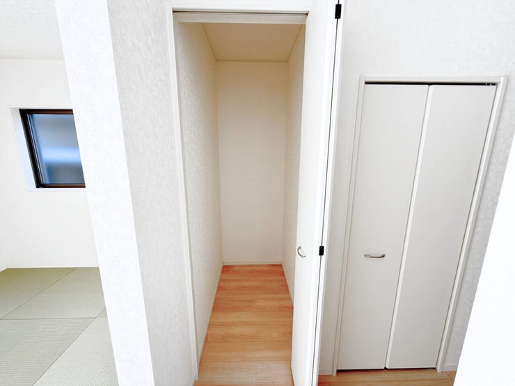 LDK内収納①。ケース買いした飲料・サッと食べれるカップ麺やお気に入りのお菓子・キッチンペーパーやスポンジ、サランラップなどの台所用品などしまえて便利なリビング内収納♪