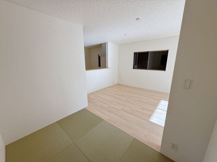 1階畳コーナー3帖、別角度。スッキリとした印象の縁なし畳は現代的でスタイリッシュ♪和の心も残しつつ洋間と調和し、モダンな雰囲気のオシャレな空間となっています♪
