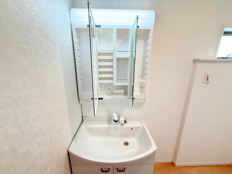 洗面台鏡裏の収納は歯ブラシ、化粧品、シェーバーなどの日用品をスマートに収納できるため、洗面台周りがごちゃつかず、来客時にも生活感を出さずに済みます。