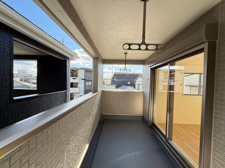 屋根付きバルコニー(南東向き)は、お天気が変わりやすい時期の心配が軽減され、鳥のフンなどからもお洗濯を守ってくれます。また、陰干ししなければいけない服なども干しやすいです♪