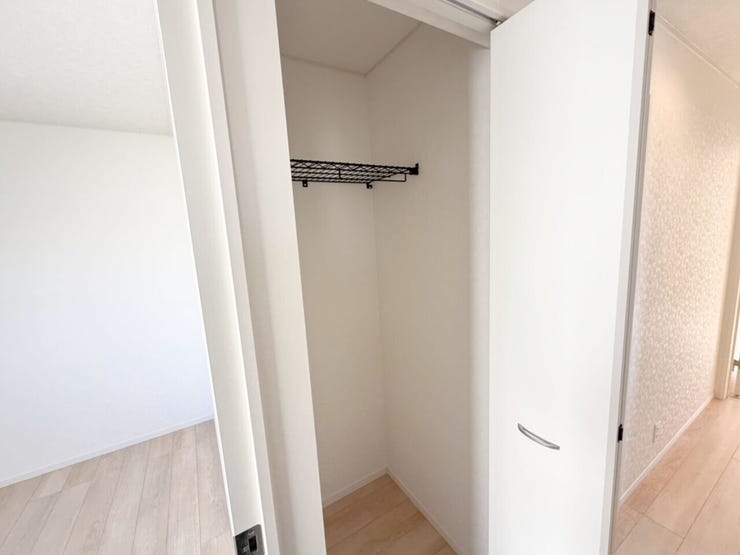 掃除用具やトイレットペーパーなどの日用品をしまえる2階の廊下収納♪居室の収納とは別に収納スペースがあることで、気兼ねなくサッとしまえてサッと取り出せます。