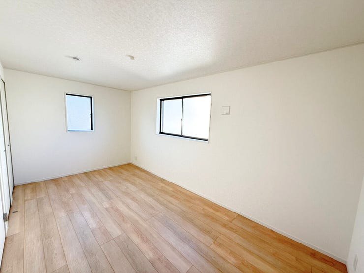 2階8.2帖洋室、別角度。1日で一番心安らぐ場所。そんなお部屋を作りませんか?自分の好きなこと、好きなものでお部屋をいっぱいにし、誰にも邪魔されない空間を。