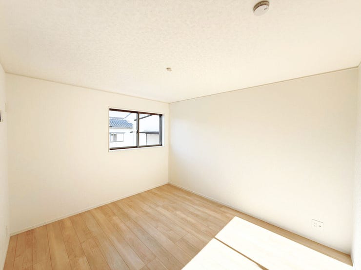 2階7.5帖洋室、別角度。自分だけの個室があるって素敵ですよね。勉学に没頭したり、じっくり読書を楽しんだり、音楽にひたったり。そんな満ち足りた日々を過ごすプライベート空間を。