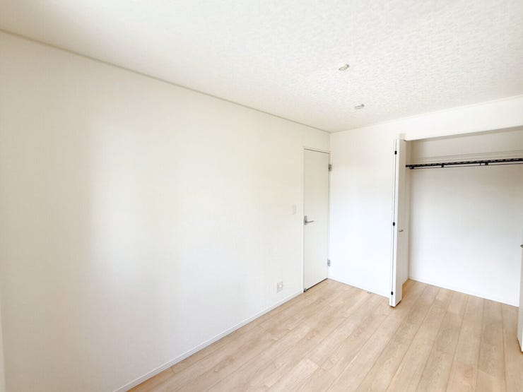 2階5帖洋室、別角度。たっぷりしまえるクローゼット付で毎日のコーディネートが楽しくなります。「今日は何を着ようかな?」心をウキウキさせながら、お気に入りの服を選ぶ楽しみを。