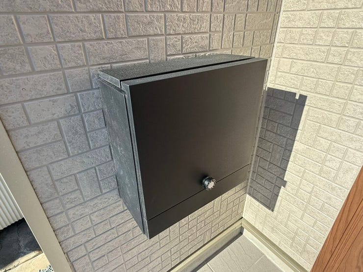 郵便物や新聞などが雨に濡れてしまったり、風に飛ばされてしまうのを防ぎ守ってくれるポスト付き。また、屋根付きのポーチ内にあるので傘をたたんでから余裕をもって取り出すことができます。