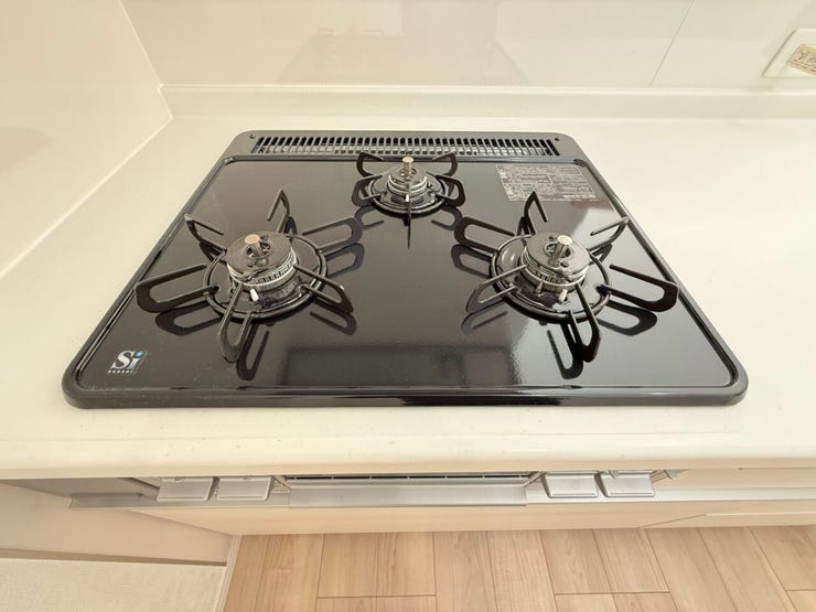 3口あるコンロは焼く、煮る、蒸すといった複数の工程を同時に進められるため、料理時間の大幅な短縮につながります♪忙しい共働き世帯や品数を多く作りたい場合に特に便利です♪