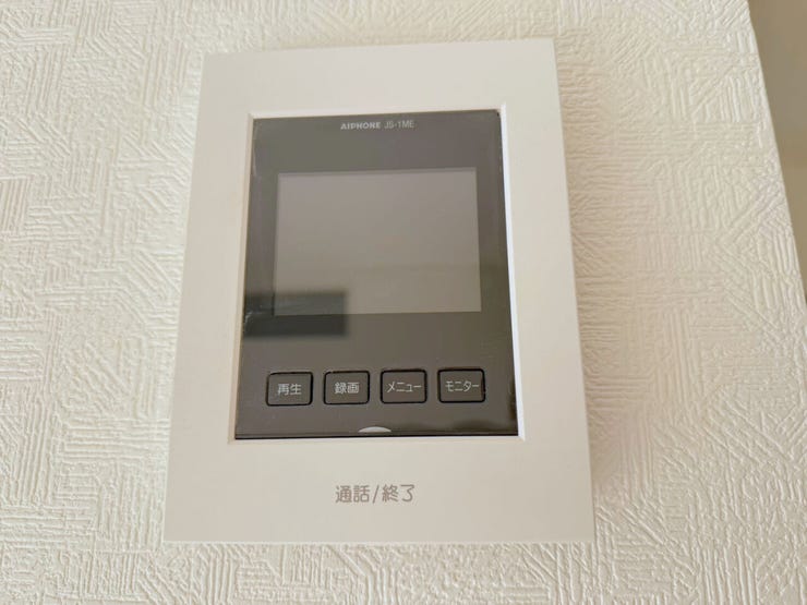 モニター付きインターホンはドアを開ける前にモニターで来訪者の顔を確認できるので、誰が来たのかを事前に判別し、不用意なドアの開放を防ぐことができます。