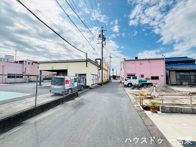 【東側南向き 幅約5.0m】
お子様と手を繋いで歩いている横を車が通り抜けれる道幅となっています。安心してお子様と一緒にお出掛けする事が出来ます。