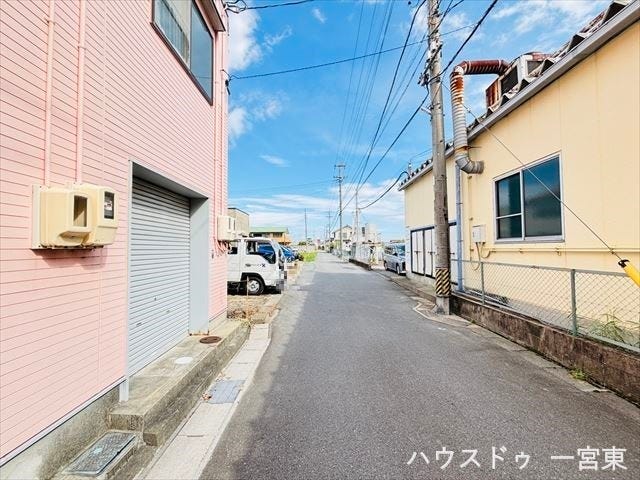 【東側北向き 幅約5.0m】
2台の車がすれ違うことが出来る道幅です。車の出し入れもゆったりとする事が出来ます。