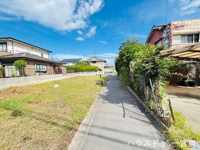 【西側公道:2.3m】
セットバックが必要な道路となります。大型車が入ってこれないので、騒音などの心配はありません。