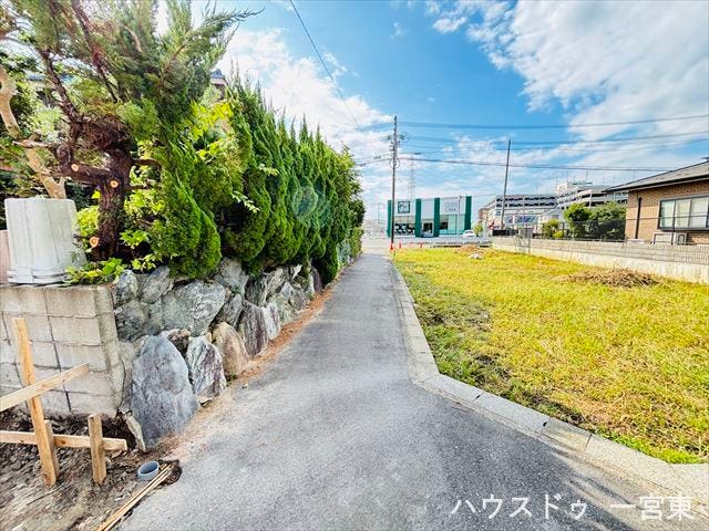 【西側公道:2.3m】
角地に接する道路です。