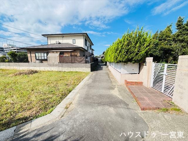 【西側公道:2.3m】
閑静な住宅街です。