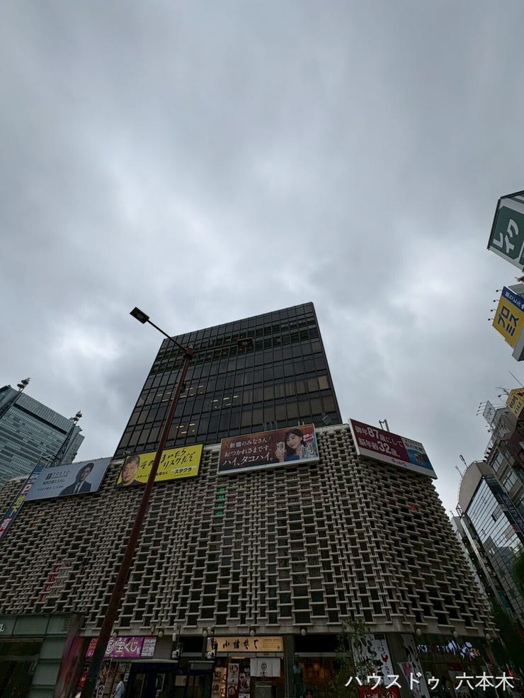 【外観】
新橋の顔ともいえる圧倒的ランドマーク。人と賑わいが集まる象徴的ビル。