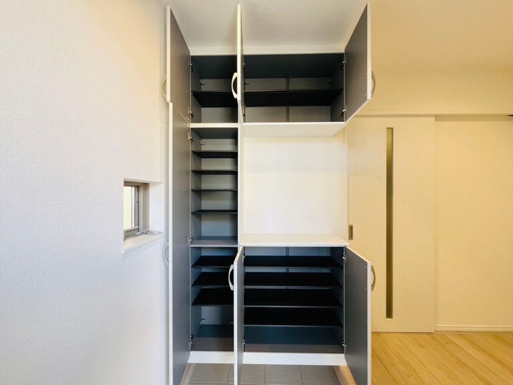 ●玄関収納
白を基調とした収納スペースは、玄関周りの整理整頓にピッタリ!玄関横にも収納スペースがあるので、趣味の道具なども収納楽々!