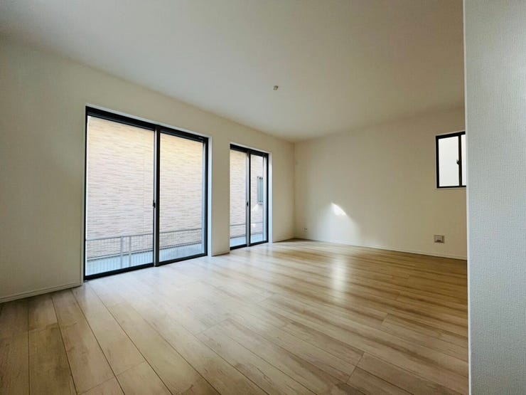 18帖の広々としたLDKでご家族とのゆったりした時間をお過ごし頂けます。最新式の対面キッチンを採用し、毎日の家事も楽にこなせます。