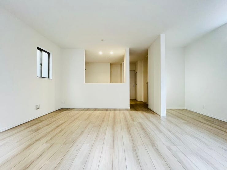 約18帖の広々としたLDKでご家族とのゆったりした時間をお過ごし頂けます。ご家族でTVを見たり、食事をしたり、団らんいただけます。