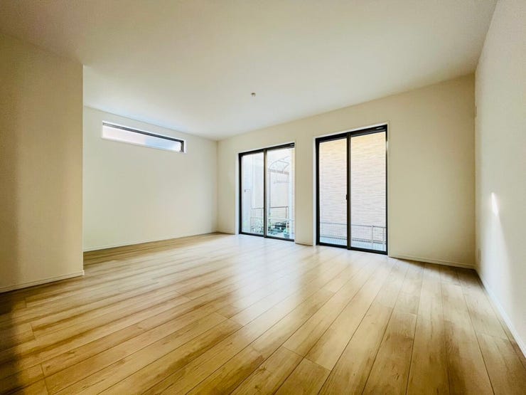 ゆったりくつろげる約18帖のリビングです!明るく気持ちの良い日差しが差し込みます。家族の会話がはずむ、カウンターキッチンです。リビング階段なので、家族の帰宅時には、顔を合わせることができる間取りです。