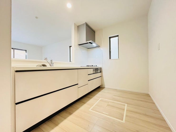 調理器具や食器などたっぷり収納できる、お手入れ楽ちんの嬉しいシステムキッチン使い勝手のいい、広々とした対面キッチンです♪キッチン下の収納も豊富でかさばる調理器具などの置き場にも困らないくらいの収納力!