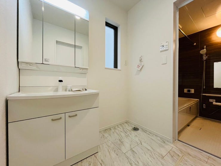 白を基調とした清潔間のある洗面室♪木目と白が素敵な空間です♪♪また窓もあるので、明るく、換気もできます!収納力バツグンの洗面台で見た目もスッキリ!!三面鏡の洗面化粧台なので、たっぷりと収納できます!!