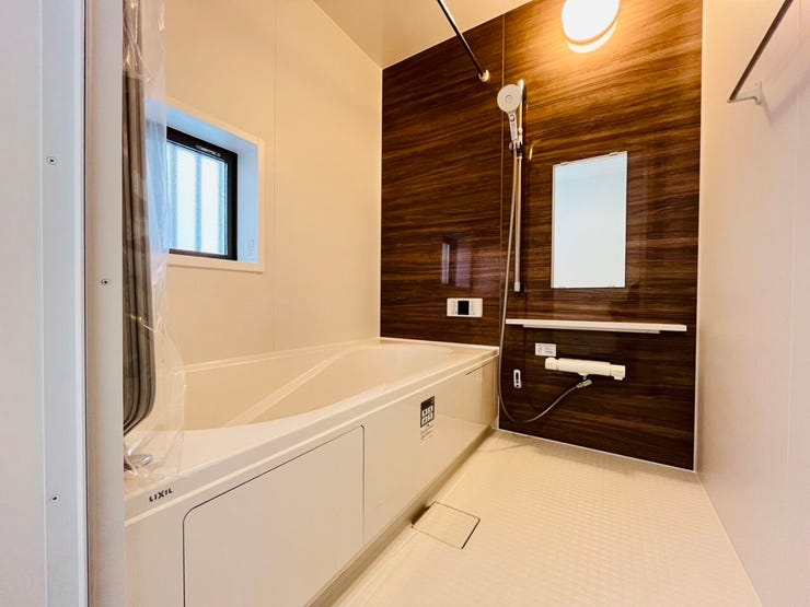 木目調を基調としアクセントパネルが素敵な浴室です!!日々の疲れを癒す浴室は足もゆったり伸ばせます!!自動湯沸かし機能を搭載したバスルームなので、広々とゆっくり湯船につかれます!!