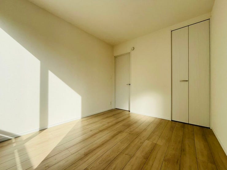 居室①明るく、気持ちの良い日差しが差し込みます!!クローゼット付きで収納スペースをしっかり確保できます。落ちついたデザインのお部屋です。ベッドのほかにも、デスクや本棚なども楽々置ける広さを確保できます