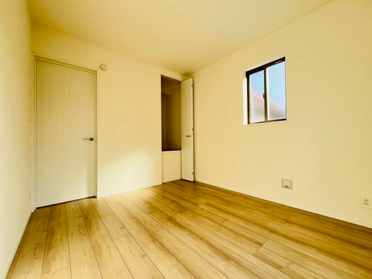 居室①面採光で明るい光が差し込みます。たっぷり光の射し込む明るい日差しが入り、朝の目覚めもバッチリです。収納のある洋室はお子様のお部屋としてだけではなく、趣味のスペースとしても。