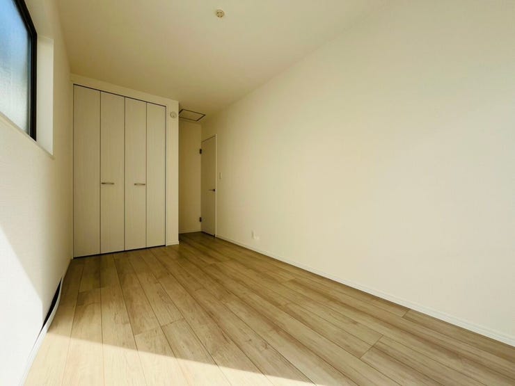 居室②ひと目で収納物を確認できる、ゆとりの広さを備えた収納です。
全居室にクローゼットなどの収納・各所共用スペースに収納があり、住空間はスッキリ広々です。