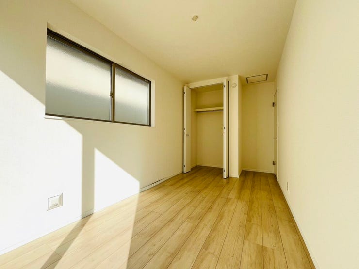 居室②落ちついたデザインのお部屋です。窓が大きく明るい光が差し込みます。ベッドのほかにも、デスクや本棚なども楽々置ける広さです。気持ちの良い日差しが差し込む洋室です在宅ワークにもちょうど良いお部屋です