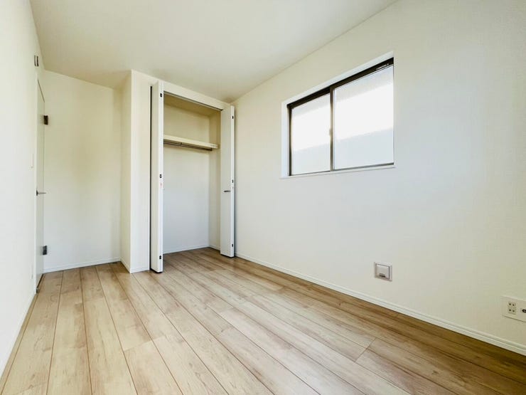 居室③窓が大きく明るい光が差し込みます。ベッドのほかにもテレワーク用のデスクなども楽々置ける広さです。収納自慢の洋室は
お子様の一人部屋としてのご利用もおすすめです。