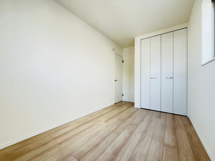 居室③主寝室にはウォークインクローゼット有!お洋服が多くても安心な広さ。ハンガーパイプも付いているので、シワにならず何着もかけられます。落ちついたデザインのお部屋です。窓が大きく明るい光が差し込みます