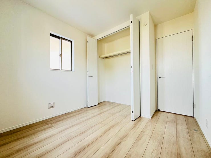 居室④落ちついたデザインのお部屋です。窓が大きく明るい光が差し込みます。ベッドのほかにもデスクや本棚なども楽々置ける広さです。気持ちの良い日差しが差し込む洋室です♪在宅ワークにもちょうど良いお部屋です