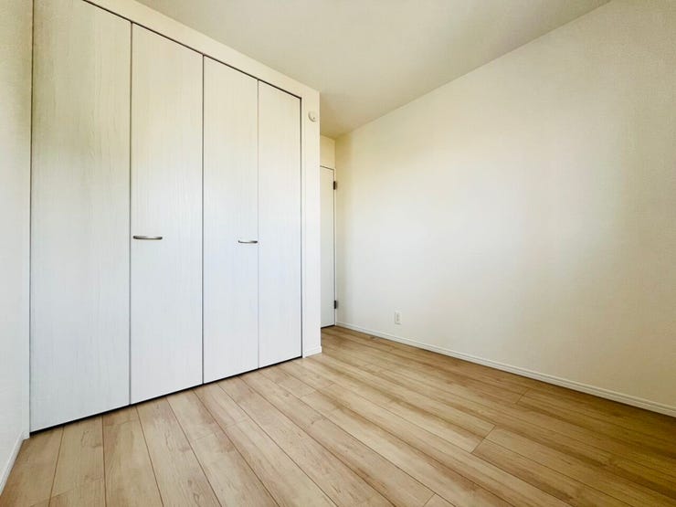 居室④明るく、気持ちの良い日差しが差し込みます!!クローゼット付きで収納スペースをしっかり確保できます。落ちついたデザインのお部屋です。ベッドのほかにも、デスクや本棚なども楽々置ける広さを確保できます