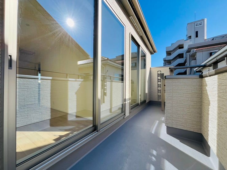 広々とした幅広バルコニーは、毎日のお洗濯物やお布団干しもラクラク♪♪♪屋根付きのインナーバルコニーなので、突然の雨でも洗濯物が濡れる心配がありません♪♪♪日当たり良好で、明るく快適な住宅エリアです♪