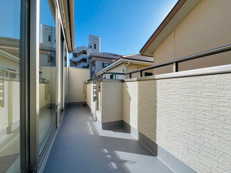 広々とした幅広バルコニーは、毎日のお洗濯物やお布団干しもラクラク♪♪♪屋根付きのインナーバルコニーなので、突然の雨でも洗濯物が濡れる心配がありません♪♪♪日当たり良好で、明るく快適な住宅エリアです♪