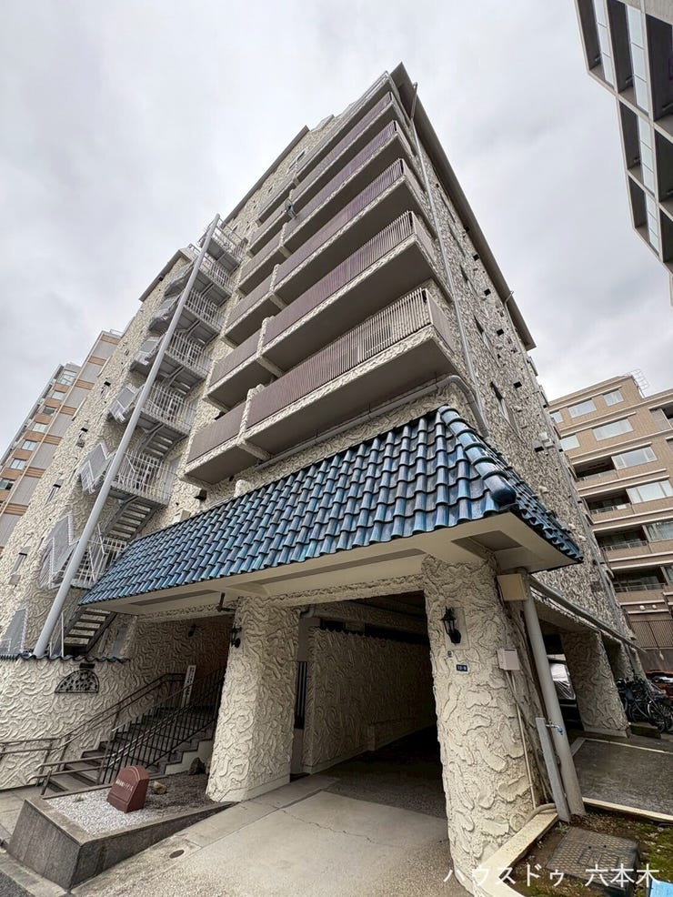 【外観】
白を基調とした外観が明るく爽やかな印象を与える建物