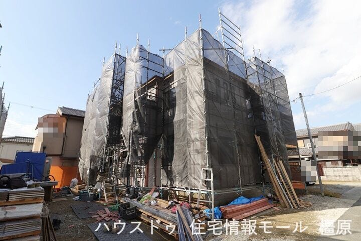 LDKは広々17.6帖。キッチンのパントリーや主寝室の大きなWIC等収納も豊富に確保します(2025年11月10日撮影)