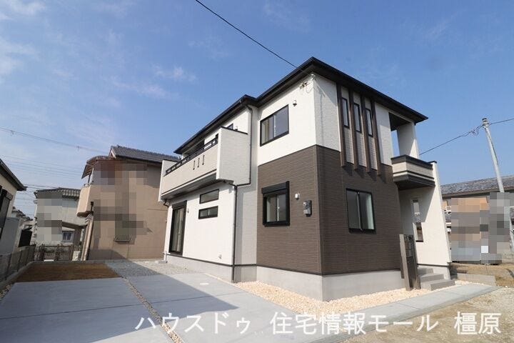 LDKは広々17.6帖。キッチンのパントリーや主寝室の大きなWIC等収納も豊富に確保します(2025年12月11日撮影)