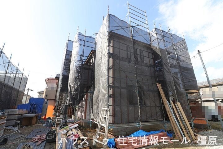 【外観】
耐震等級3取得の長期優良住宅。全室南向きで日当たり重視のお客様におすすめの物件です(2025年11月10日撮影)